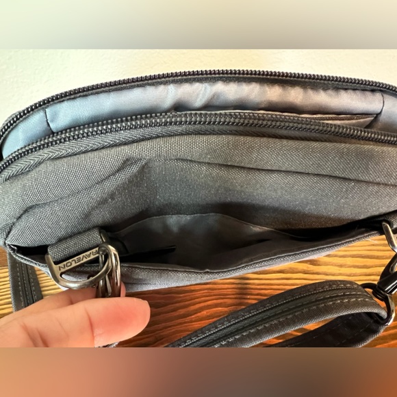 Travelon Anti-Theft Metro Convertible Small Crossbody Belt bag - Picture 2 of 15